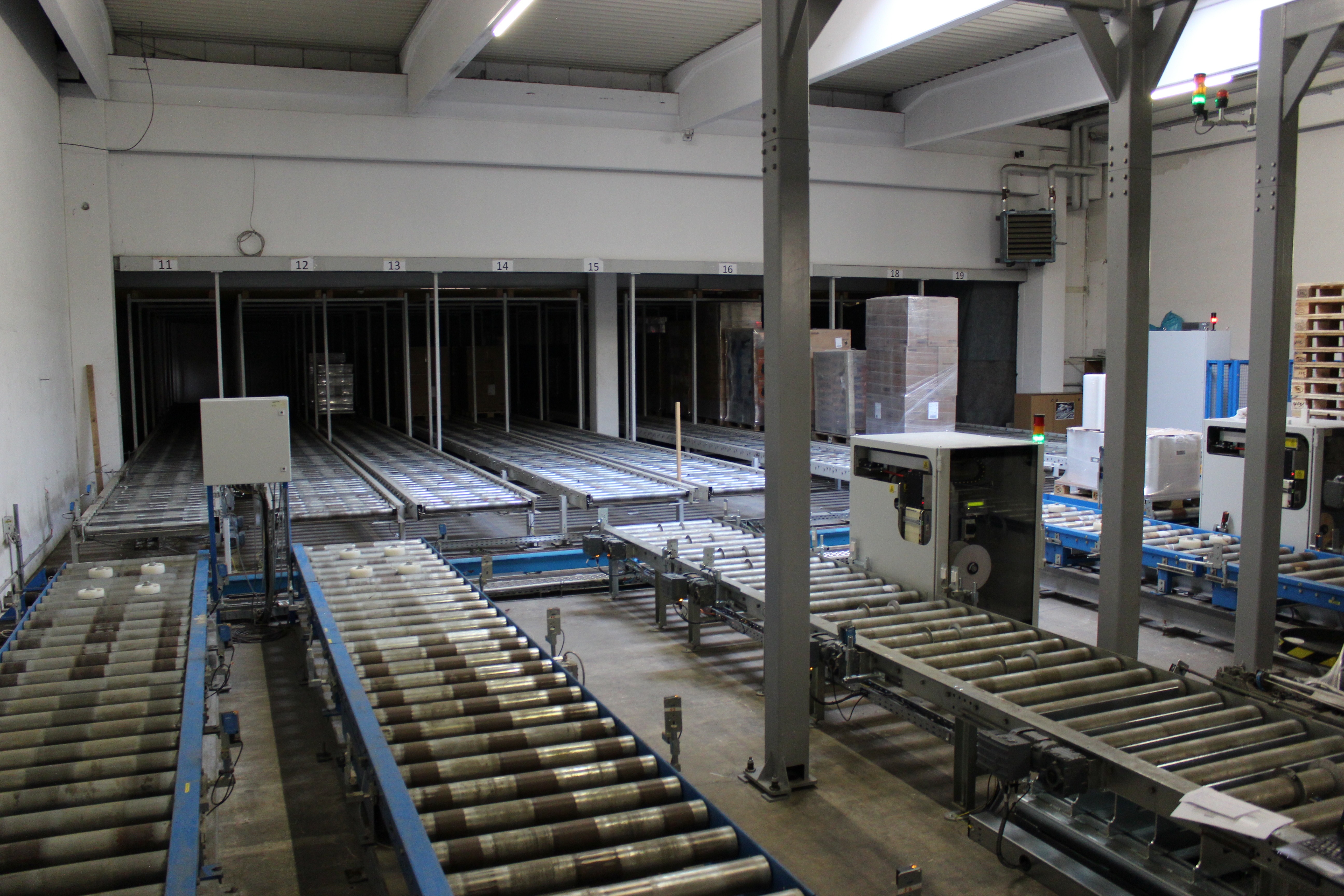Distribution center conveyor system